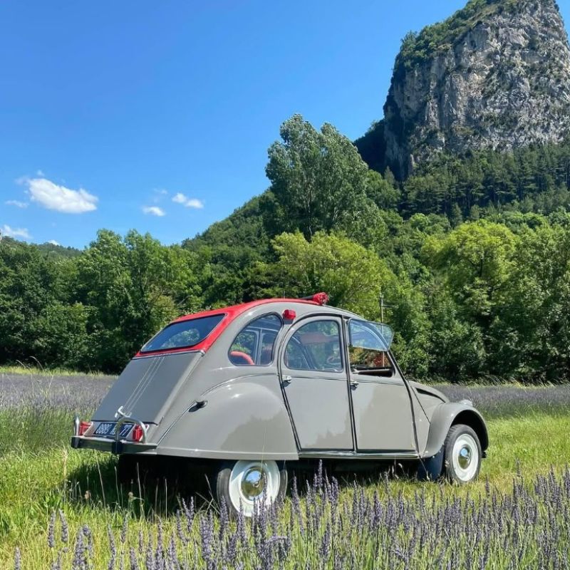 Drôme Rétro location de voitures atypiques à Valréas pour le Mas de Saint Chétin